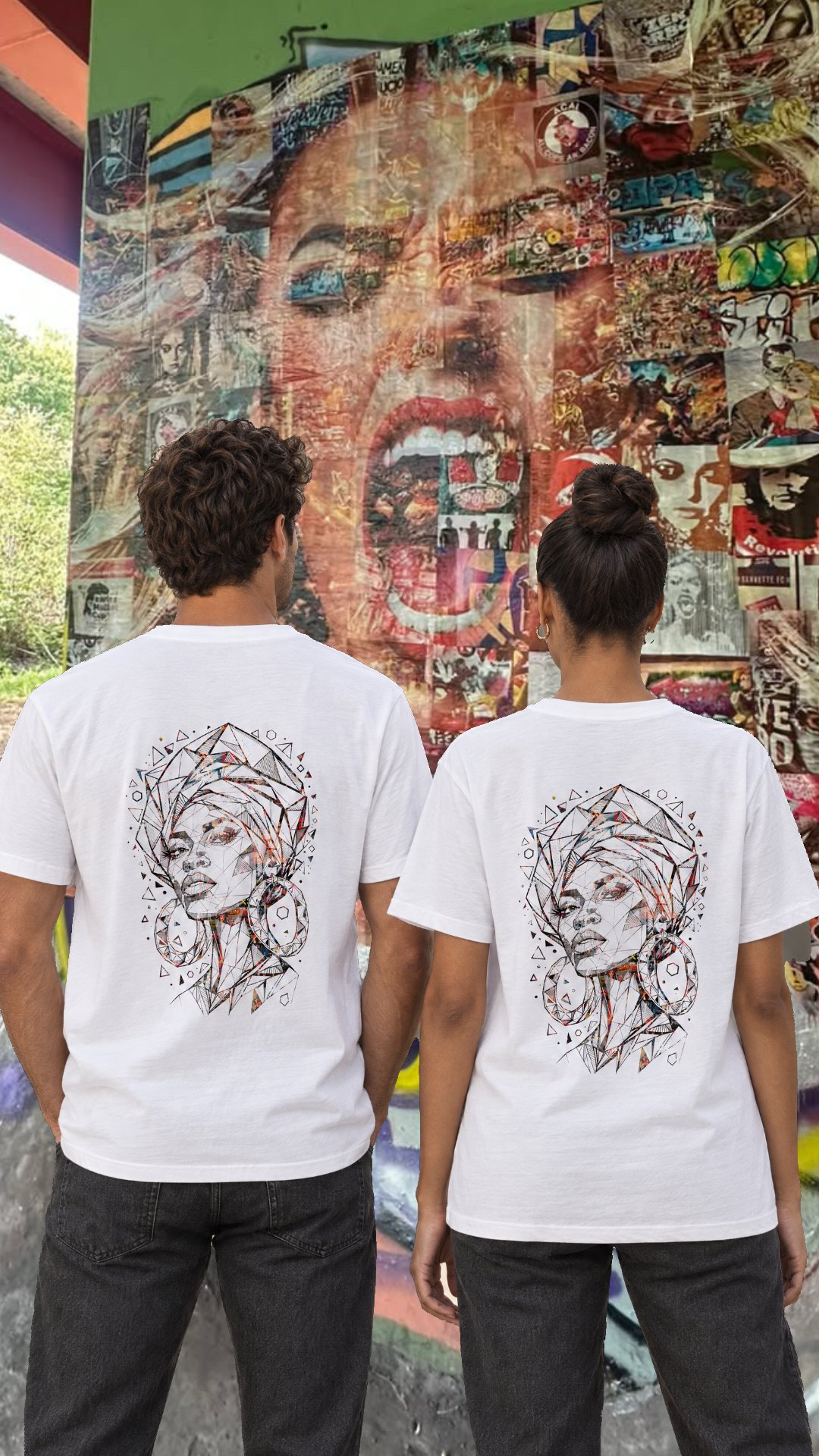 Two people wearing white SARO × ULTIME WEAR T-shirts with geometric portraits, in front of a SARO mural / Deux personnes portent les t-shirts blancs SARO × ULTIME WEAR aux portraits géométriques, devant une fresque de SARO